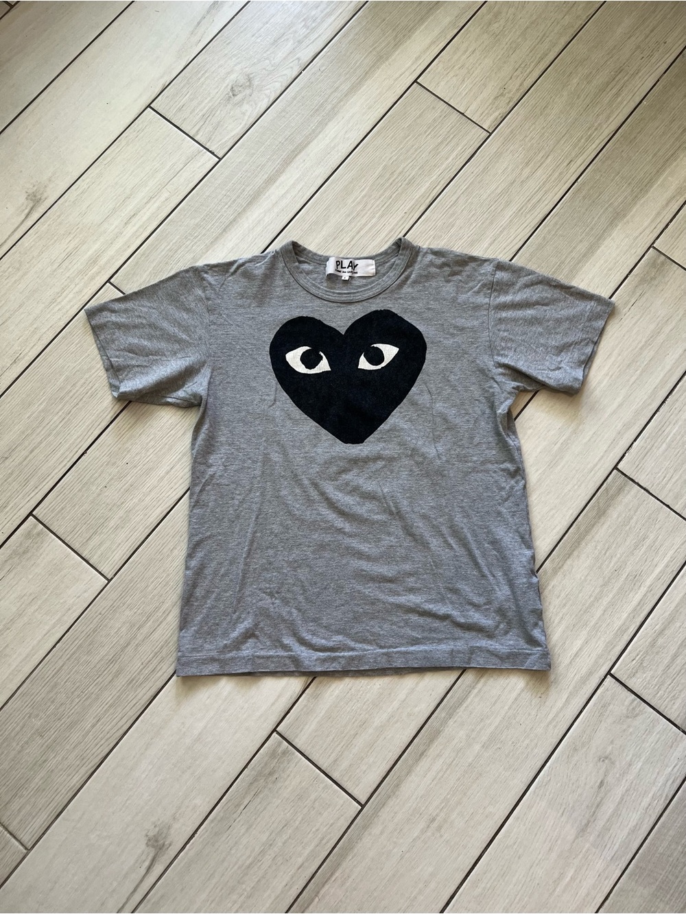 COMME DES GARCONS CDG PLAY LARGE TEXT TEE GREY BUG HEART LOGO
